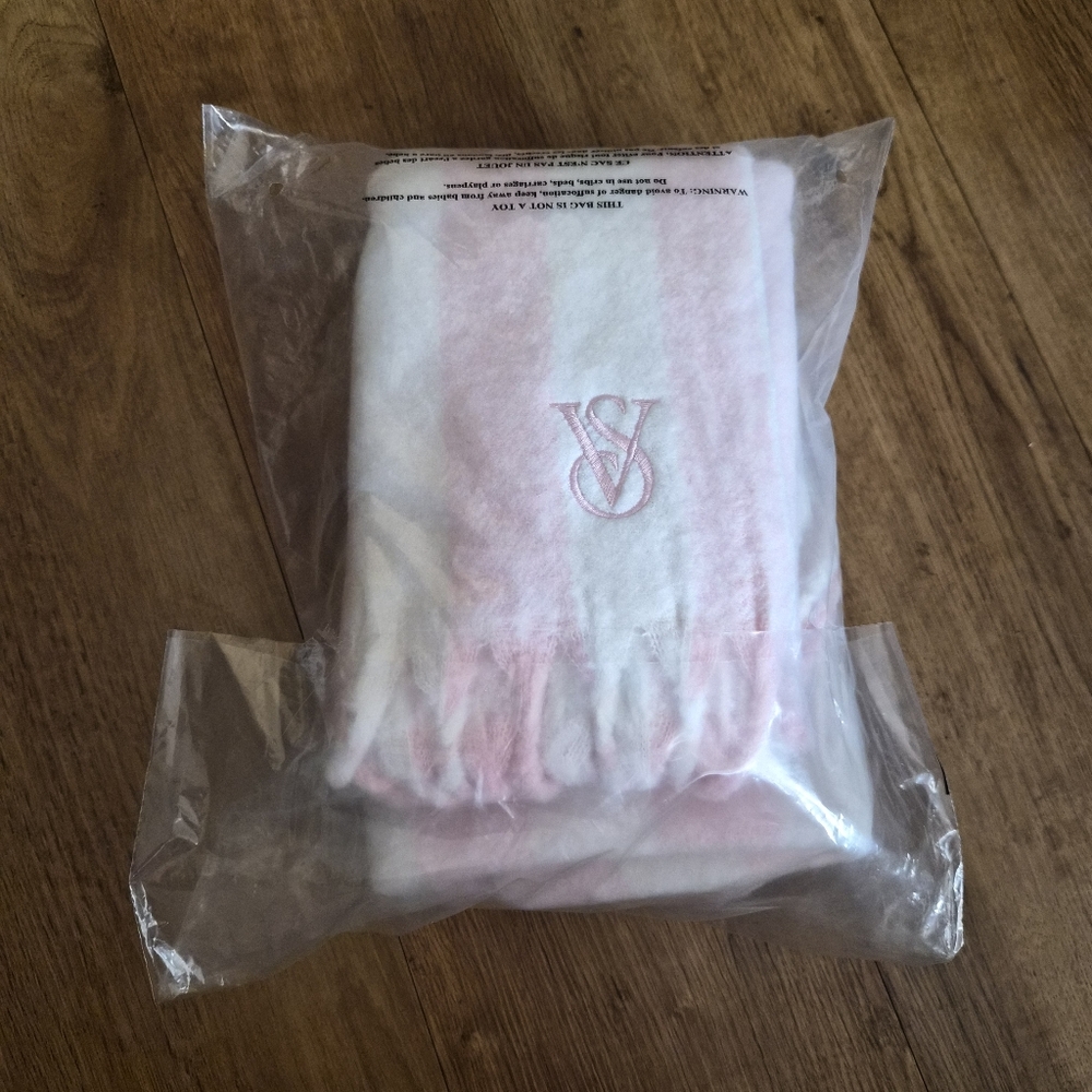 NEW Victoria’s Secret Cozy Blanket Scarf in White And Pink Heritage Stripe